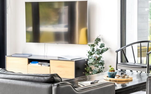 Jahn - 250M to the Fjord: Meubilair, Interieur Ontwerp, Flooring, Verdieping, Woonkamer, Elektronisch Apparaat, Televisie, Kamer, Bankstel