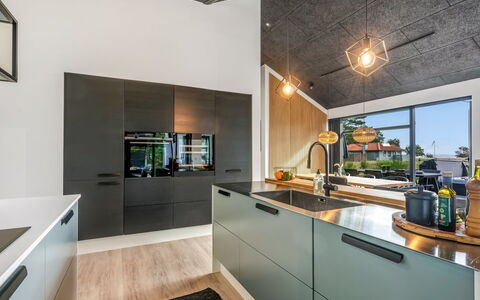 Jahn - 250M to the Fjord: Keuken, Countertop, Interieur Ontwerp, Plafond, Flooring, Toestel Van De Keuken, Major Appliance, Cabinetry, Meubilair, Fornuis