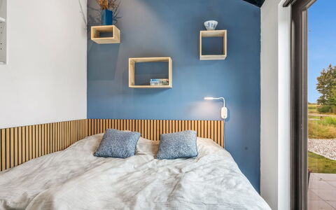 Jahn - 250M to the Fjord: Slaapkamer, Bed, Bedding, Interieur Ontwerp, Laken, Hout, Meubilair, Linens, Verlichting, Plafond