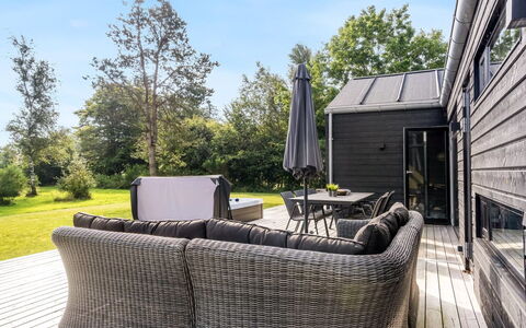 Jahn - 250M to the Fjord: Verblijf, Siding, Tuin, Hardwood, Dek, Buitenmeubels, Schaduw, Veranda, Plank, Landscaping