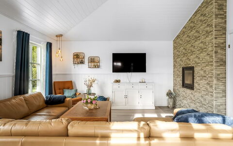 Thala - 500M from the Sea: Meubilair, Interieur Ontwerp, Bankstel, Flooring, Woonkamer, Hout, Plafond, Verdieping, Kamer, Verlichting
