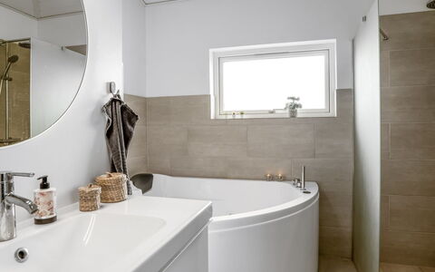 Thala - 500M from the Sea: Loodgieterswerkinrichting, Badkamer, Flooring, Interieur Ontwerp, Verdieping, Kraan, Bad, Wastafel, Loodgieter, Plafond