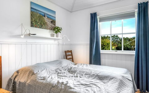 Thala - 500M from the Sea: Hout, Flooring, Slaapkamer, Verdieping, Interieur Ontwerp, Plafond, Bed, Bedding, Laken, Linens