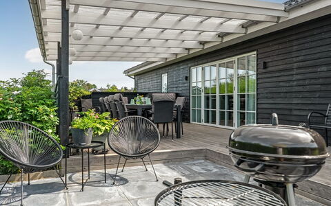 Thala - 500M from the Sea: Buitenmeubels, Buitentafel, Schaduw, Patio, Dek, Stoel, Tuin, Ontwerp, Pergola, Outdoor Structuur