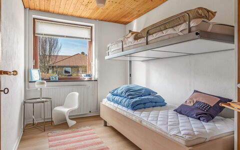 Natalija - 700M from the Sea: Meubilair, Bed, Muur, Slaapkamer, Interieur Ontwerp, Hout, Verdieping, Flooring, Stapelbed, Laken