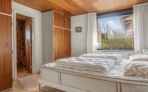 Natalija - 700M from the Sea: Flooring, Bed, Interieur Ontwerp, Verdieping, Slaapkamer, Meubilair, Hout, Plafond, Laken, Bedding