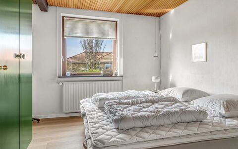 Natalija - 700M from the Sea: Hout, Interieur Ontwerp, Slaapkamer, Plafond, Bed, Flooring, Verdieping, Laken, Meubilair, Bedding