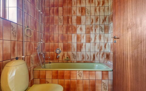 Natalija - 700M from the Sea: Badkamer, Flooring, Loodgieterswerkinrichting, Muur, Verdieping, Interieur Ontwerp, Kraan, Tegel, Loodgieter, Wastafel In De Badkamer