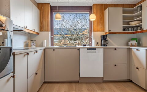 Natalija - 700M from the Sea: Keuken, Toestel Van De Keuken, Hout, Countertop, Major Appliance, Cabinetry, Flooring, Interieur Ontwerp, Huishoudapparatuur, Huis