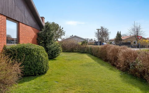 Natalija - 700M from the Sea: Lucht, Gras, Blad, Struik, Huis, Woongebied, Tuin, Huis, Dak