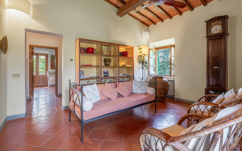 La Tesa Country House With Pool S. Gimignano: Fotolijst, Eigendom, Meubilair, Hout, Comfort, Interieur Ontwerp, Verdieping, Deur, Flooring, Woonkamer
