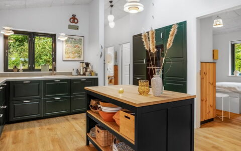 Duco - 780M from the Sea: Meubilair, Keuken, Countertop, Interieur Ontwerp, Cabinetry, Flooring, Toestel Van De Keuken, Hout, Plafond, Lichte Inrichting