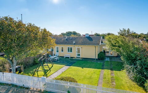 Julie - 700M from the Sea: Huis, Dak, Huis, Deur, Verblijf, Schaduw, Tuin, Groundcover, Veranda, Werf