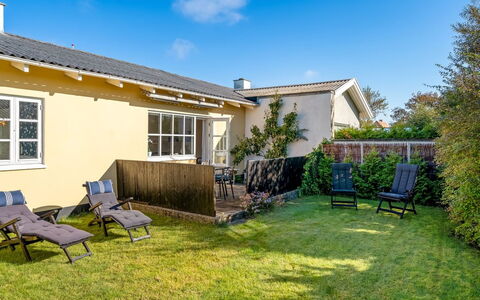 Julie - 700M from the Sea: Huis, Dak, Huis, Deur, Verblijf, Schaduw, Tuin, Groundcover, Veranda, Werf