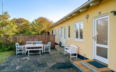 Julie - 700M from the Sea: Huis, Dak, Huis, Deur, Verblijf, Schaduw, Tuin, Groundcover, Veranda, Werf
