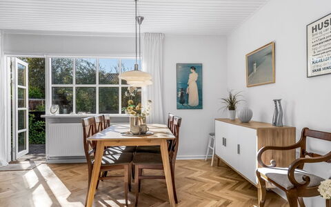 Julie - 700M from the Sea: Huis, Dak, Huis, Deur, Verblijf, Schaduw, Tuin, Groundcover, Veranda, Werf