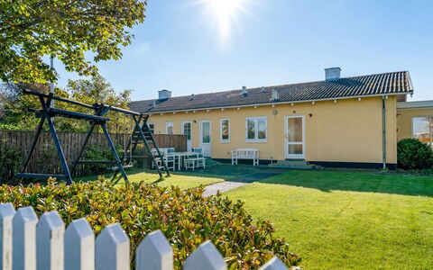 Julie - 700M from the Sea: Huis, Dak, Huis, Deur, Verblijf, Schaduw, Tuin, Groundcover, Veranda, Werf