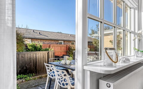 Julie - 700M from the Sea: Huis, Dak, Huis, Deur, Verblijf, Schaduw, Tuin, Groundcover, Veranda, Werf