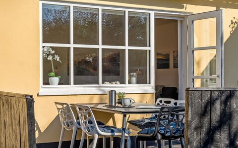 Julie - 700M from the Sea: Huis, Dak, Huis, Deur, Verblijf, Schaduw, Tuin, Groundcover, Veranda, Werf
