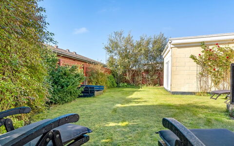 Julie - 700M from the Sea: Huis, Dak, Huis, Deur, Verblijf, Schaduw, Tuin, Groundcover, Veranda, Werf