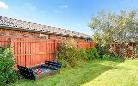 Julie - 700M from the Sea: Huis, Dak, Huis, Deur, Verblijf, Schaduw, Tuin, Groundcover, Veranda, Werf