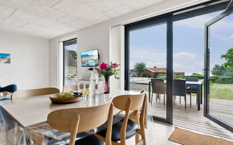 Rico - 50M from the Sea: Meubilair, Flooring, Verdieping, Keuken En Eettafel, Stoel, Plafond, Hardwood, Eetkamer, Ontwerp, Beits