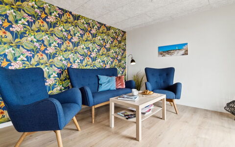 Rico - 50M from the Sea: Meubilair, Flooring, Interieur Ontwerp, Verdieping, Woonkamer, Huis, Stoel, Appartement, Kamer, Koffietafel