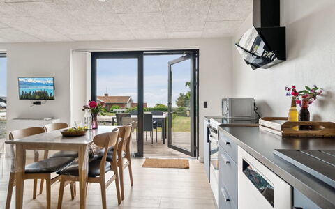 Rico - 50M from the Sea: Meubilair, Flooring, Verdieping, Keuken En Eettafel, Plafond, Countertop, Stoel, Keuken, Hardwood, Kamerplant