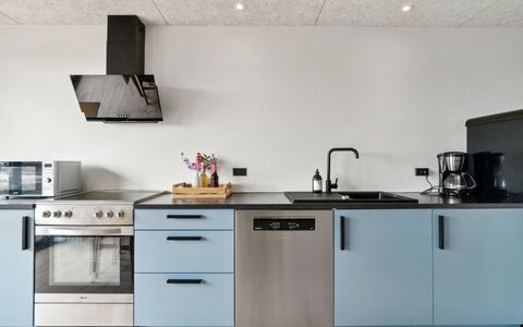 Rico - 50M from the Sea: Keuken, Toestel Van De Keuken, Countertop, Fornuis, Major Appliance, Flooring, Interieur Ontwerp, Gasfornuis, Meubilair, Cabinetry