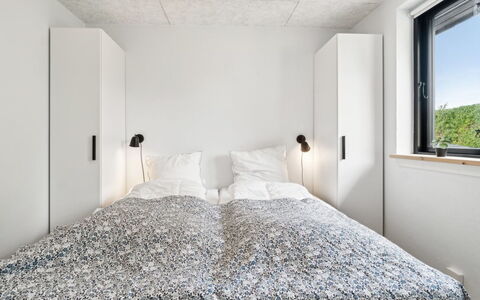 Rico - 50M from the Sea: Slaapkamer, Bed, Plafond, Bedding, Laken, Ontwerp, Bed Frame, Linens, Daylighting, Hoofdkussen