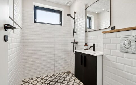 Rico - 50M from the Sea: Muur, Flooring, Interieur Ontwerp, Loodgieterswerkinrichting, Verdieping, Tegel, Kamer, Badkamer, Loodgieter, Kraan