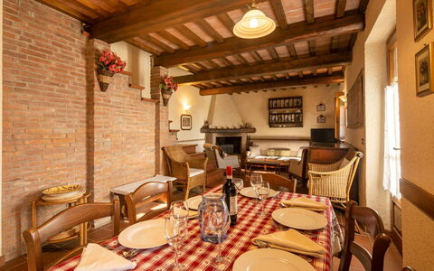 La Maggiolina & La Bastide: Tafel, Meubilair, Eigendom, Tableware, Stoel, Interieur Ontwerp, Gebouw, Verlichting, Onroerend Goed, Hout