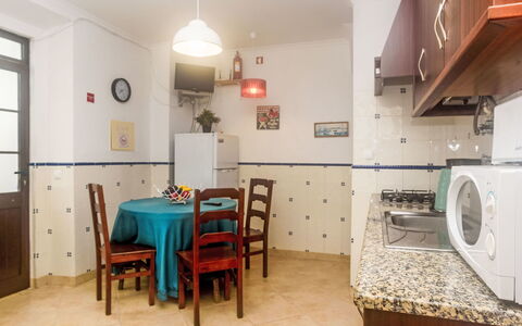 Surfers Inn: Meubilair, Tafel, Eigendom, Cabinetry, Gebouw, Stoel, Verlichting, Hout, Interieur Ontwerp, Deur