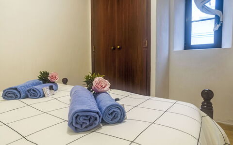 Surfers Inn: Fabriek, Venster, Gebouw, Hout, Purper, Comfort, Bloem, Verdieping, Flooring, Deur