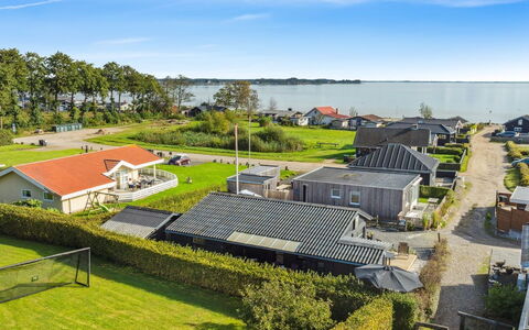 Dagh - 100M from the Sea: Meubilair, Interieur Ontwerp, Flooring, Verdieping, Plafond, Kamer, Stoel, Tafel, Appartement, Keuken En Eettafel