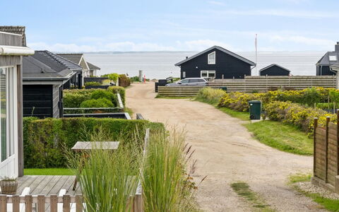 Dagh - 100M from the Sea: Meubilair, Interieur Ontwerp, Flooring, Verdieping, Plafond, Kamer, Stoel, Tafel, Appartement, Keuken En Eettafel