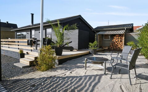 Dagh - 100M from the Sea: Meubilair, Interieur Ontwerp, Flooring, Verdieping, Plafond, Kamer, Stoel, Tafel, Appartement, Keuken En Eettafel
