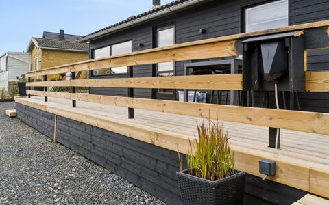 Dagh - 100M from the Sea: Meubilair, Interieur Ontwerp, Flooring, Verdieping, Plafond, Kamer, Stoel, Tafel, Appartement, Keuken En Eettafel