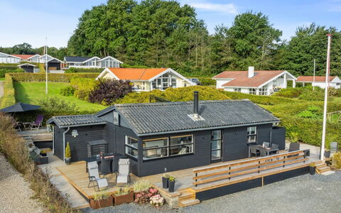 Dagh - 100M from the Sea: Meubilair, Interieur Ontwerp, Flooring, Verdieping, Plafond, Kamer, Stoel, Tafel, Appartement, Keuken En Eettafel
