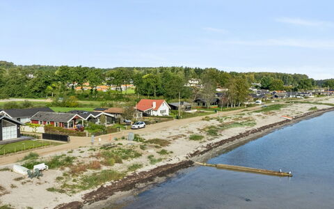 Dagh - 100M from the Sea: Meubilair, Interieur Ontwerp, Flooring, Verdieping, Plafond, Kamer, Stoel, Tafel, Appartement, Keuken En Eettafel