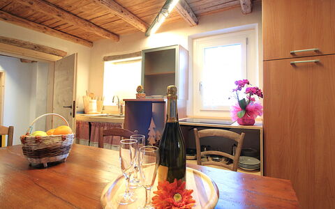 Baita Tersilia Mountain And Lake, Veneto: Meubilair, Interieur Ontwerp, Flooring, Hout, Verdieping, Plafond, Keuken En Eettafel, Eetkamer, Tafel, Stoel
