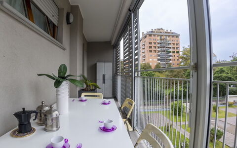 Giulia Apartment: Fabriek, Gebouw, Eigendom, Venster, Tafel, Tableware, Lucht, Interieur Ontwerp, Kamerplant, Architectuur
