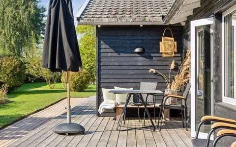 Frede - 1Km from the Sea: Dak, Huis, Huis, Verblijf, Deur, Siding, Dek, Veranda, Plank, Hardwood