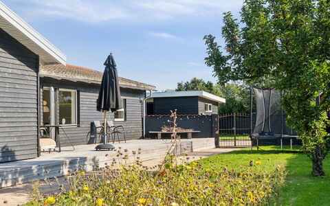 Frede - 1Km from the Sea: Dak, Huis, Huis, Verblijf, Deur, Siding, Dek, Veranda, Plank, Hardwood
