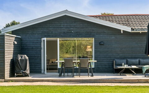 Frede - 1Km from the Sea: Dak, Huis, Huis, Verblijf, Deur, Siding, Dek, Veranda, Plank, Hardwood