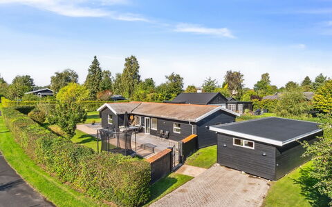 Frede - 1Km from the Sea: Dak, Huis, Huis, Verblijf, Deur, Siding, Dek, Veranda, Plank, Hardwood