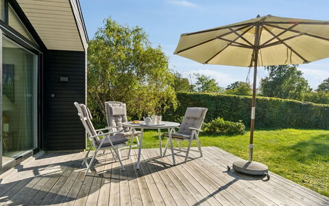 Annlisa - 750M from the Sea: Hout, Dak, Architectuur, Huis, Huis, Verblijf, Siding, Hardwood, Helling, Landgoed
