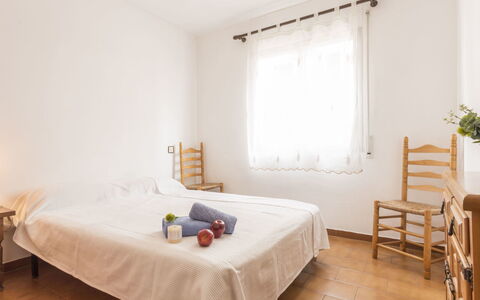 Empuriabrava 530: Slaapkamer, Meubilair, Bed, Kamer, Eigendom, Laken, Bed Frame, Interieur Ontwerp, Matras, Verdieping