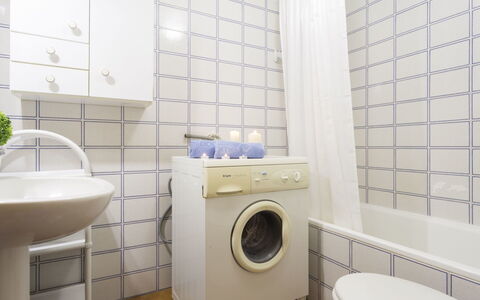 Empuriabrava 530: Wasruimte, Badkamer, Kamer, Wasdroger, Eigendom, Major Appliance, Toilet, Tegel, Laundry, Wasmachine
