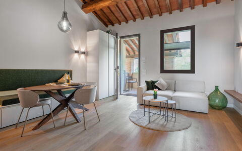 Correggiolo Spereto Apartment With Pool, Montaione: Tafel, Meubilair, Eigendom, Bankstel, Venster, Hout, Woonkamer, Interieur Ontwerp, Verlichting, Flooring